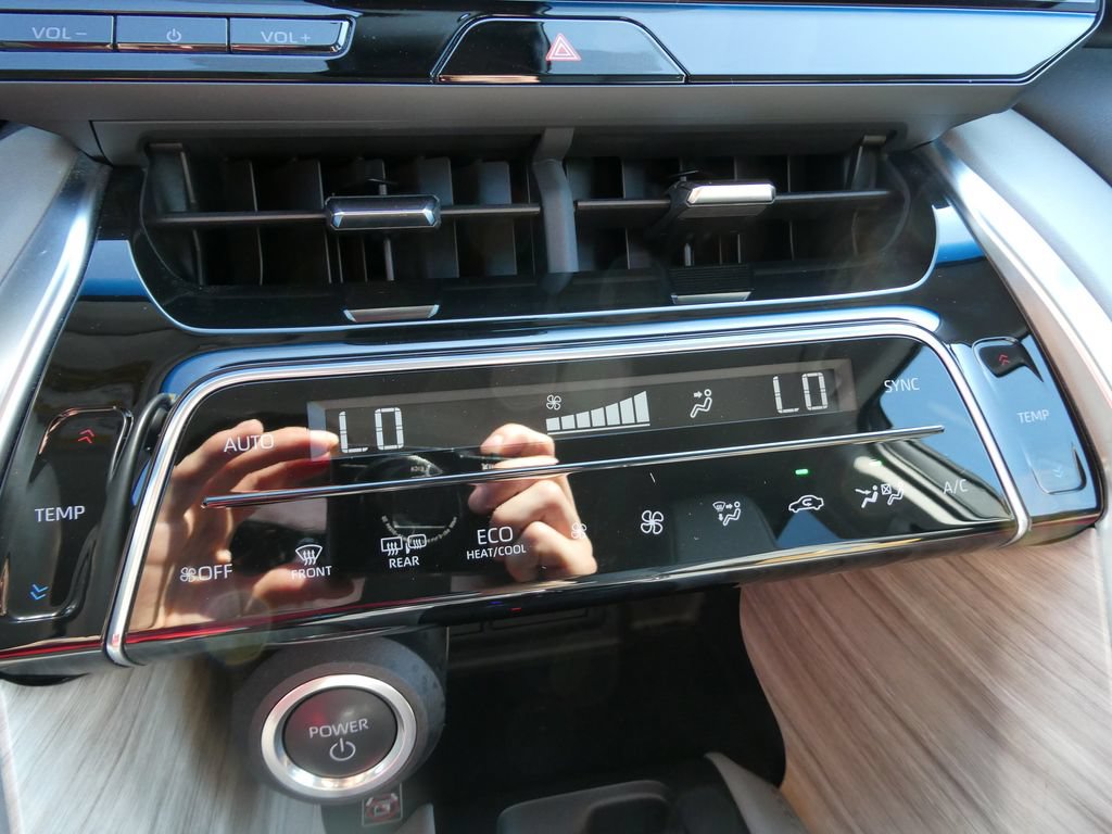 Used 2024 Toyota Venza XLE AWD/4WD image 34