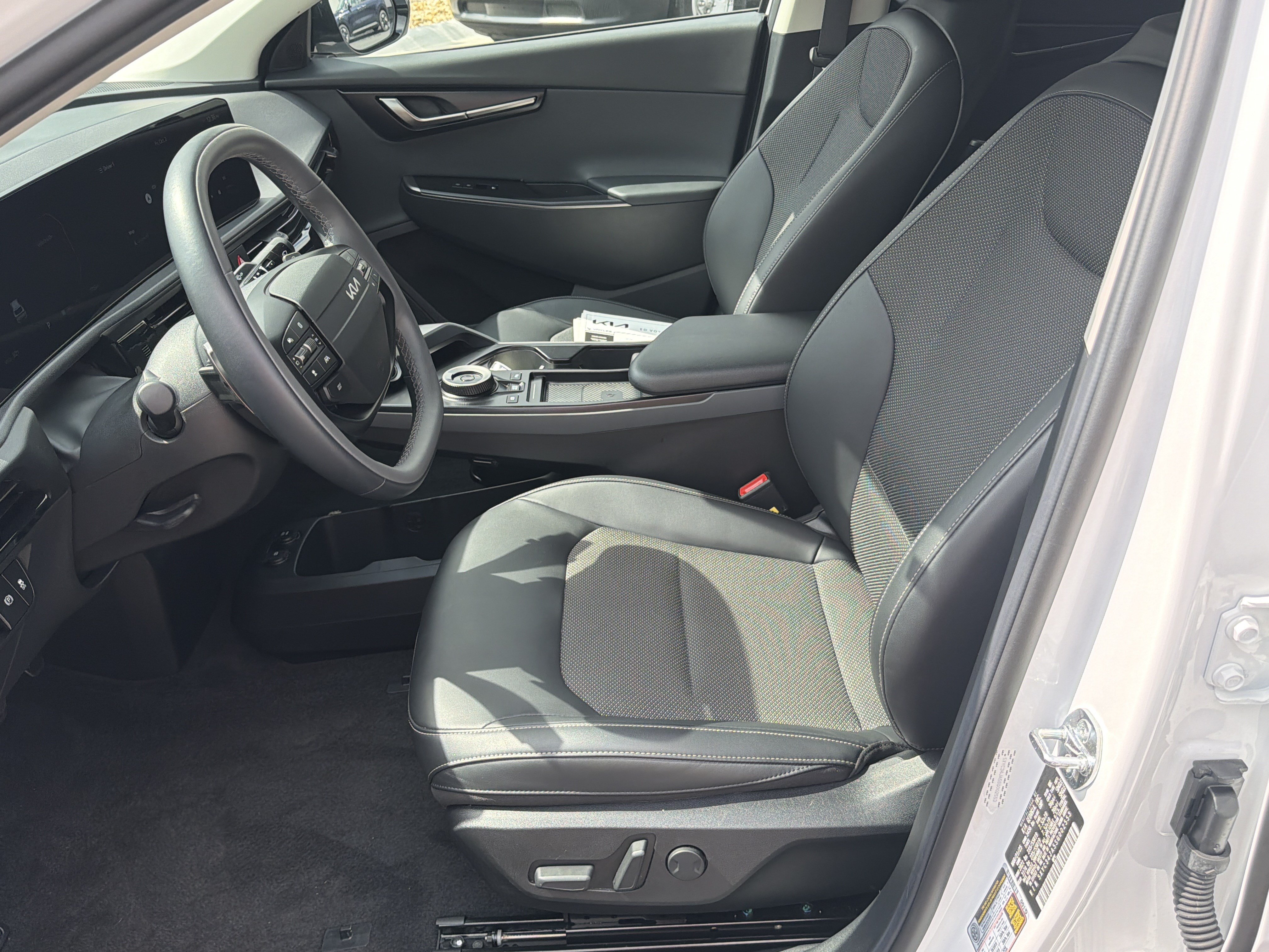 Certified 2025 Kia EV6 Light w/ Light LR Technology Package RWD image 9