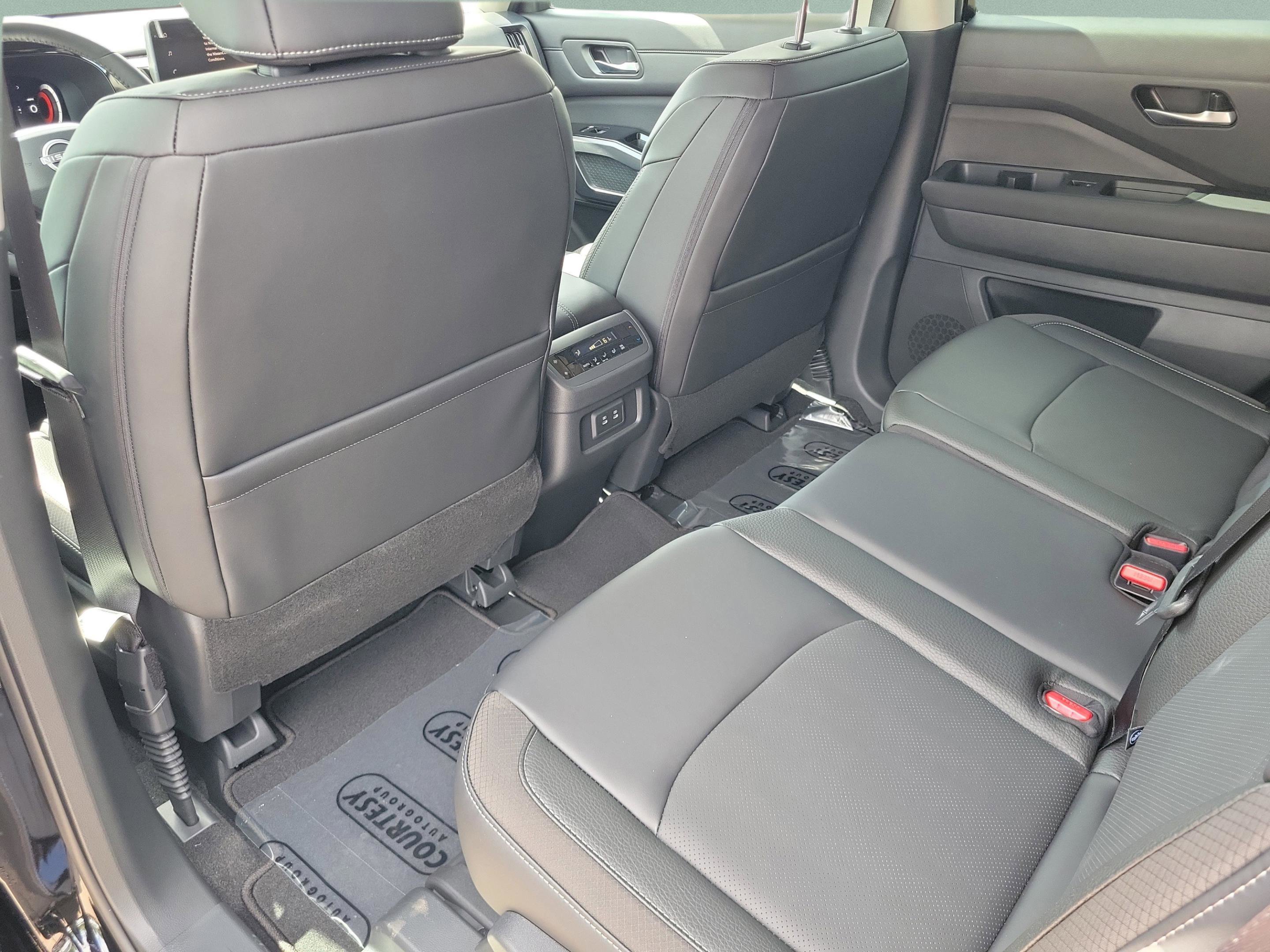 New 2026 Nissan Pathfinder SL image 14