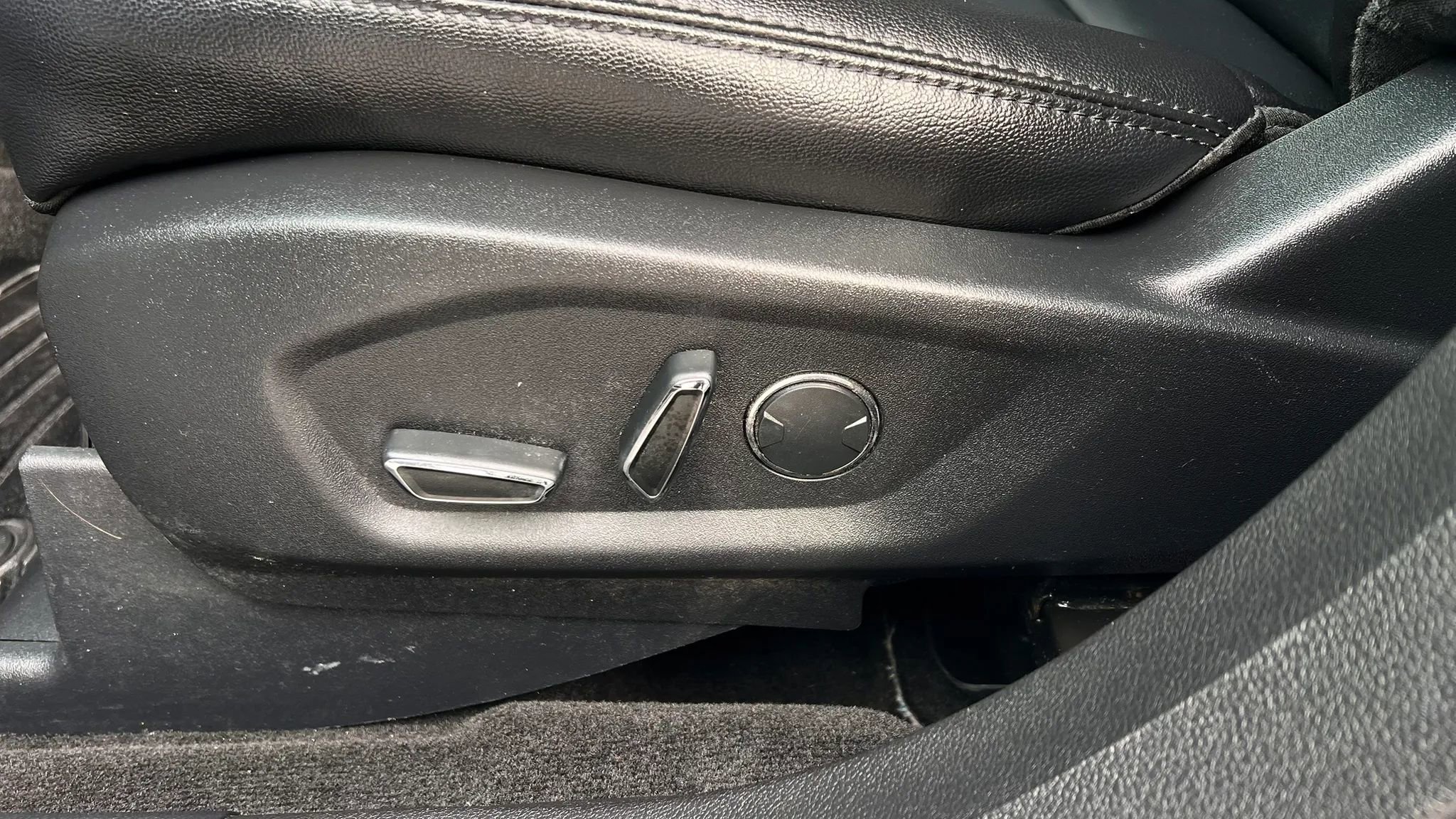 Used 2017 Ford Explorer XLT w/ Equipment Group 202A image 14