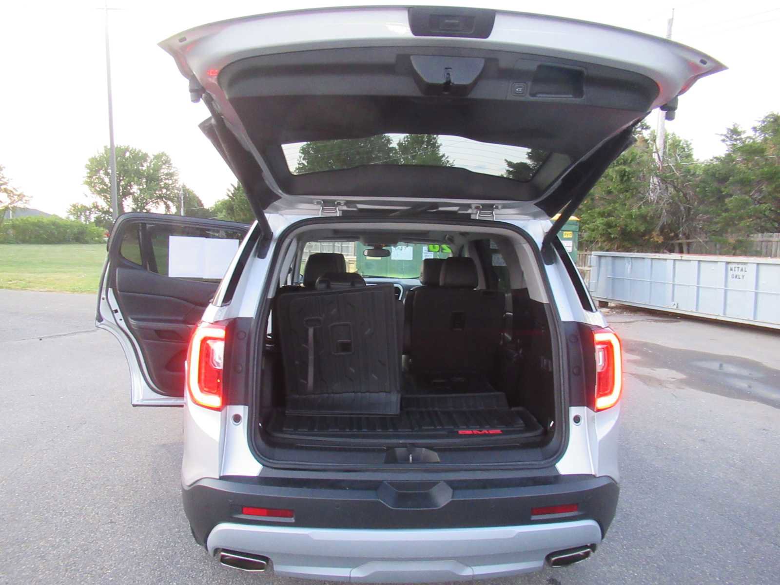 Used 2020 GMC Acadia SLT w/ LPO, Floor Liner Package FWD image 19