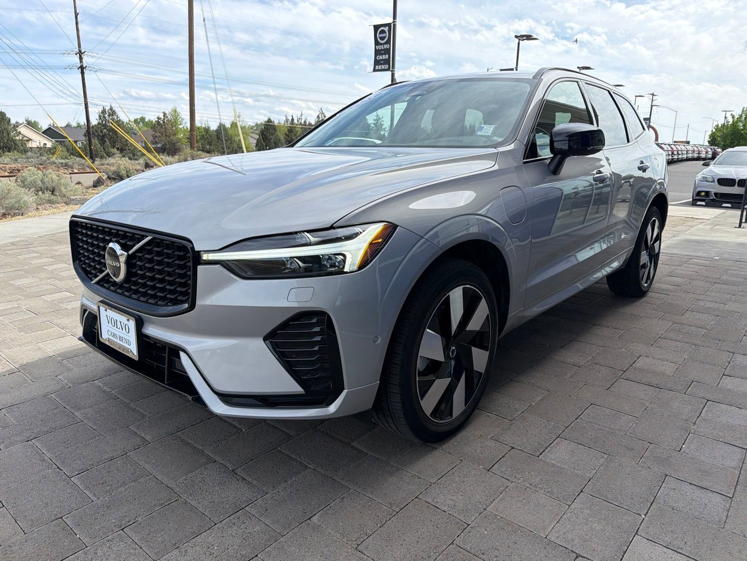 Used 2025 Volvo XC60 T8 Plus w/ Protection Package Premier AWD/4WD image 4
