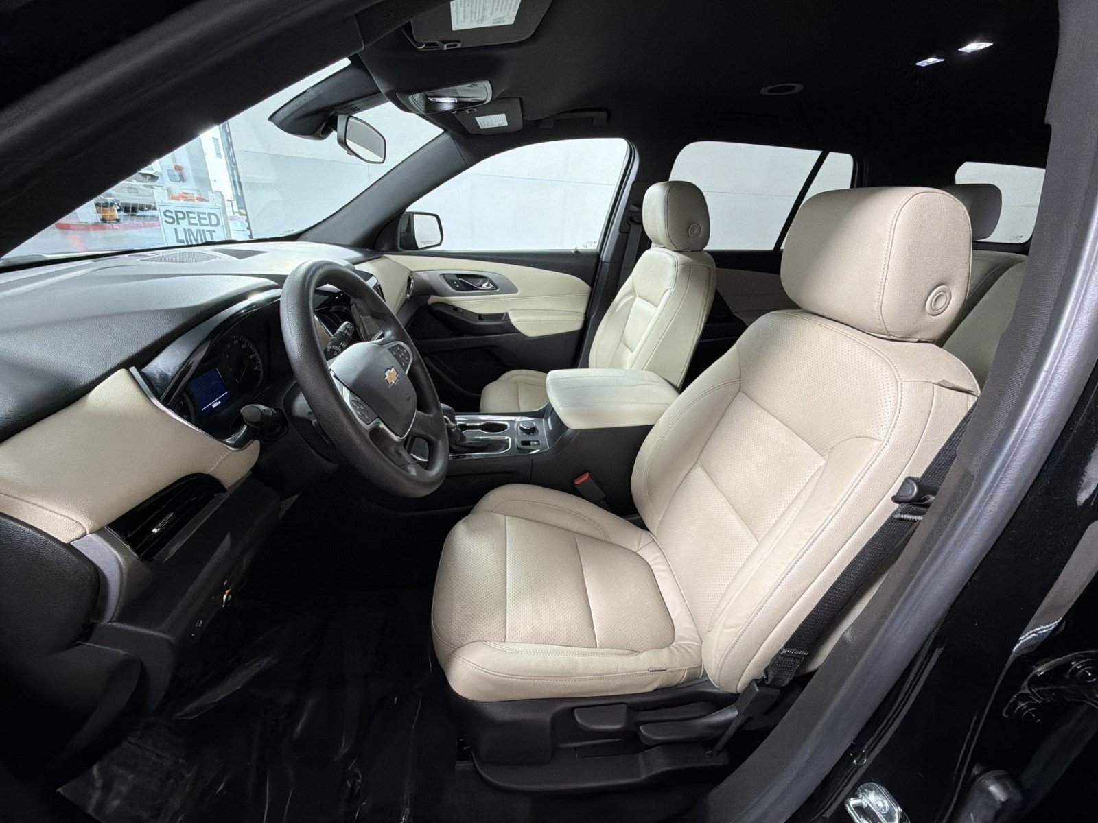 Used 2022 Chevrolet Traverse LS FWD image 11