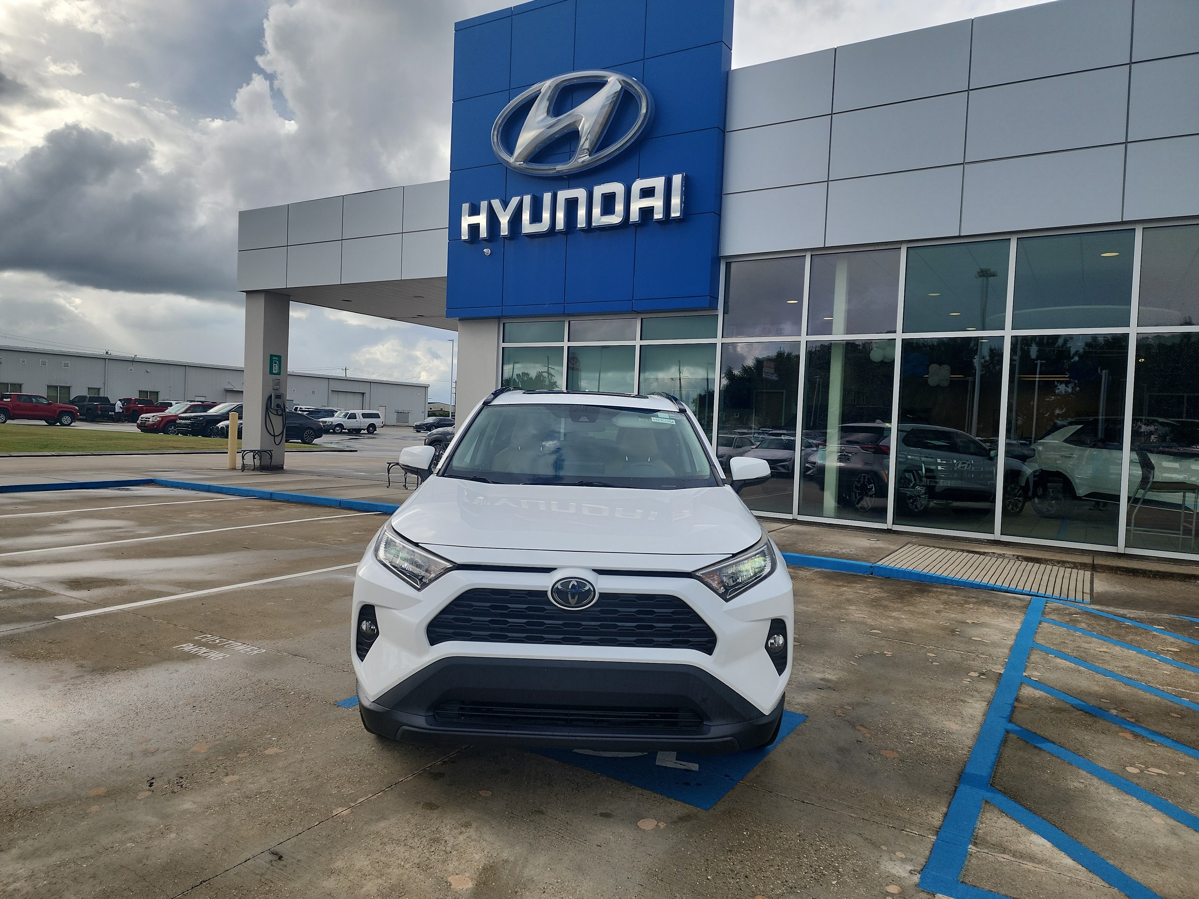 Used 2019 Toyota RAV4 XLE Premium FWD image 2