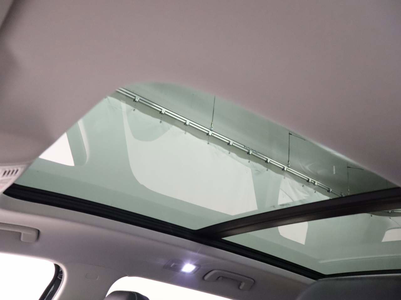 Certified 2025 Volkswagen Taos SE w/ Panoramic Sunroof Package image 19
