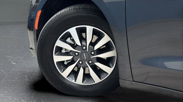 Used 2022 Chrysler Pacifica Touring-L FWD image 36