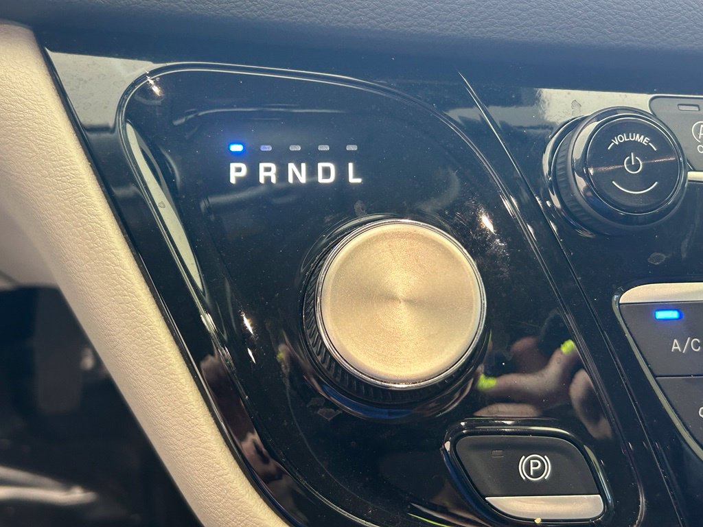 Used 2024 Chrysler Pacifica Touring-L FWD image 9