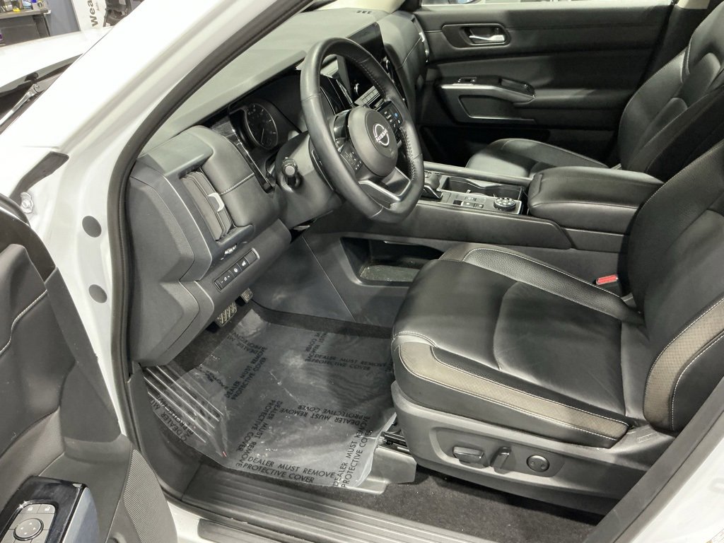 Used 2025 Nissan Pathfinder SL image 3