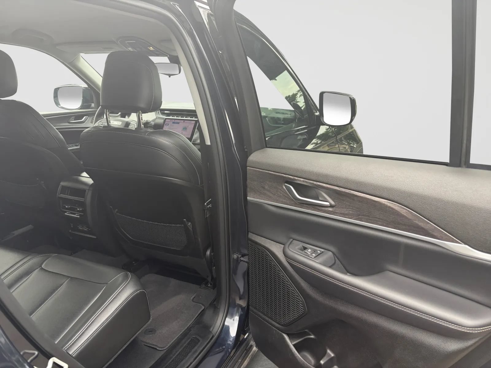 Used 2023 Jeep Grand Cherokee Limited AWD/4WD image 17