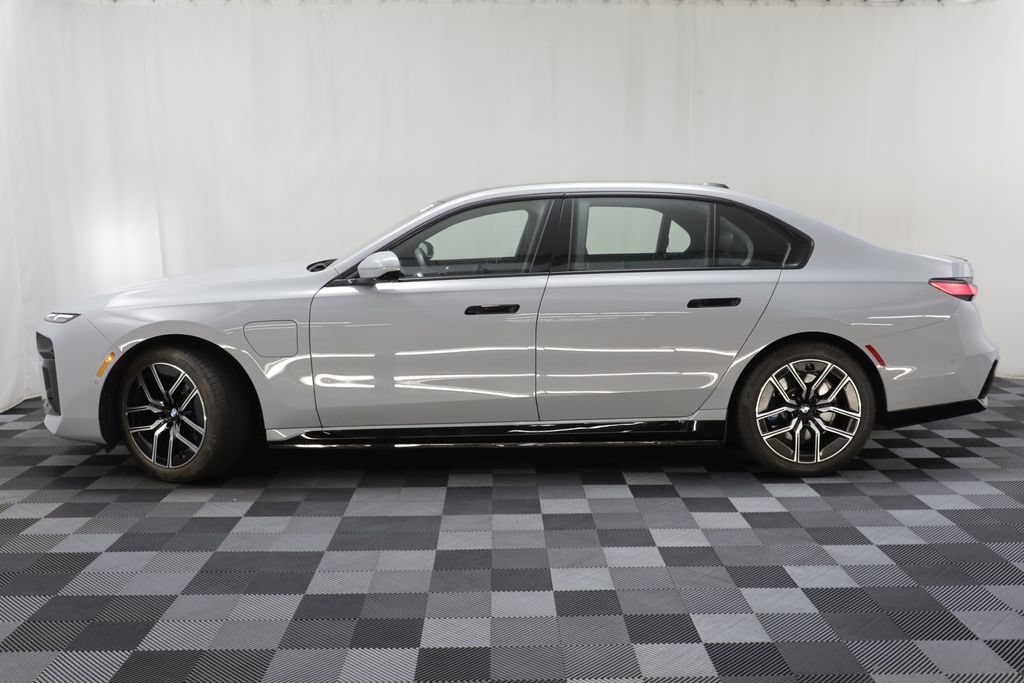 Used 2026 BMW 750e xDrive w/ Autobahn Package AWD/4WD image 4