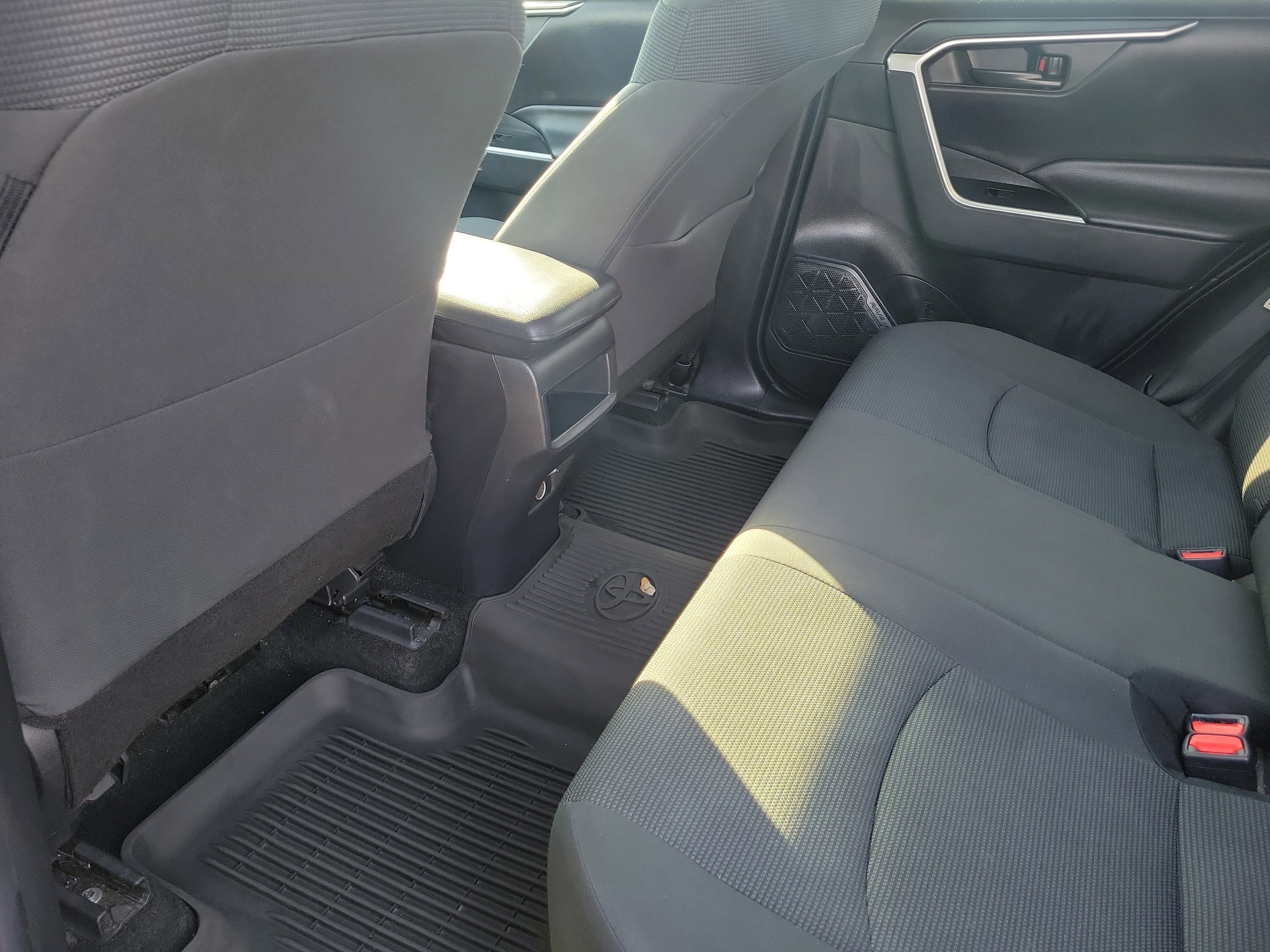 Used 2021 Toyota RAV4 LE image 10