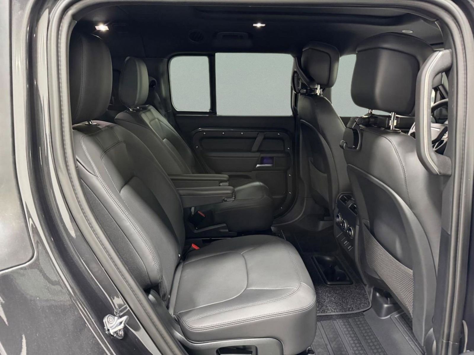 New 2026 Land Rover Defender 130 X-Dynamic SE image 10