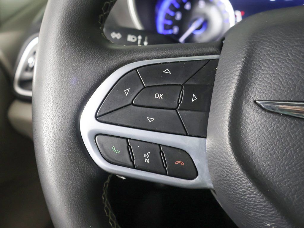 Used 2023 Chrysler Pacifica Touring-L image 39