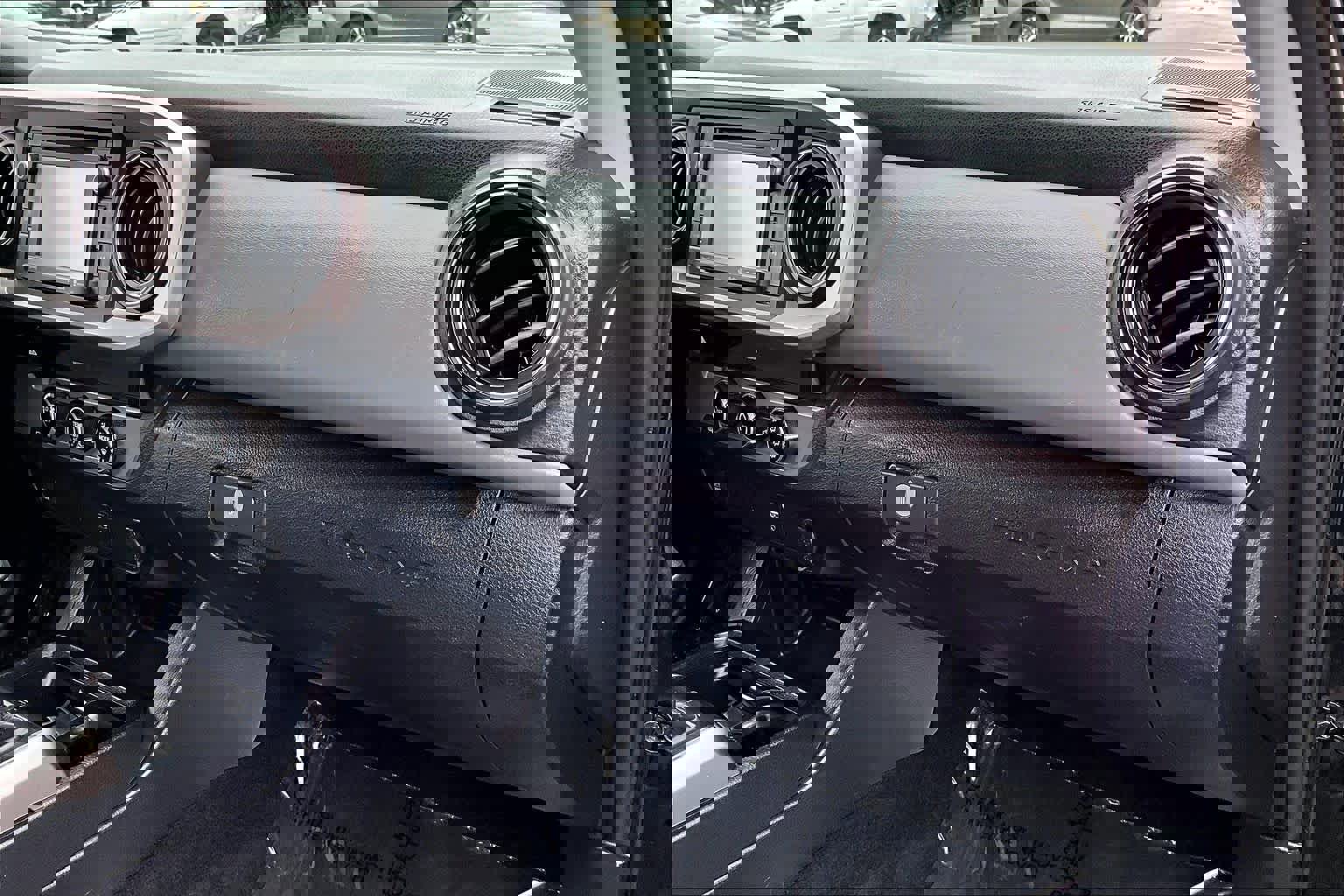 Used 2017 Toyota Tacoma SR5 w/ SR5 Appearance Package (SM) image 18