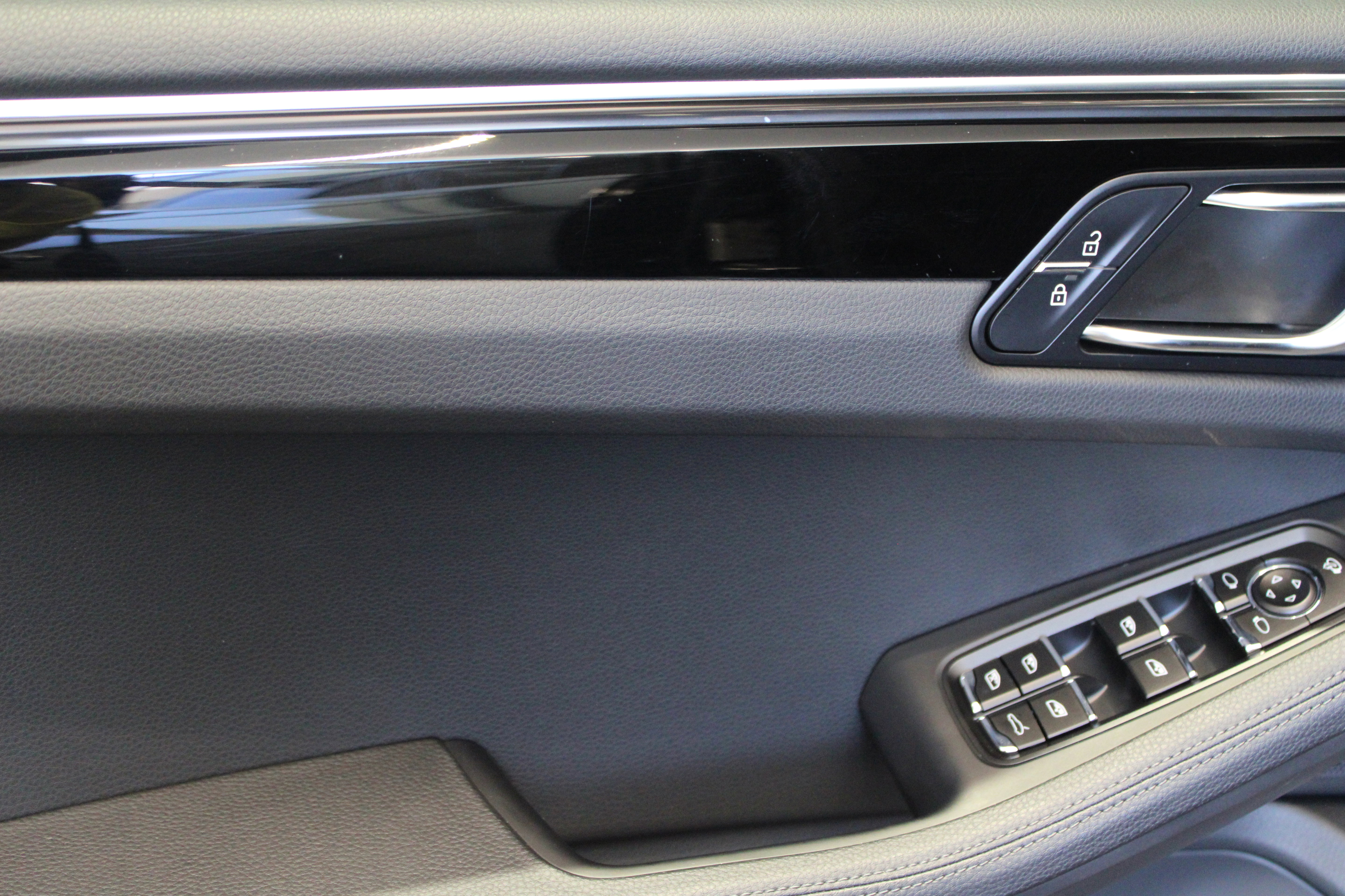 Certified 2025 Porsche Macan image 24