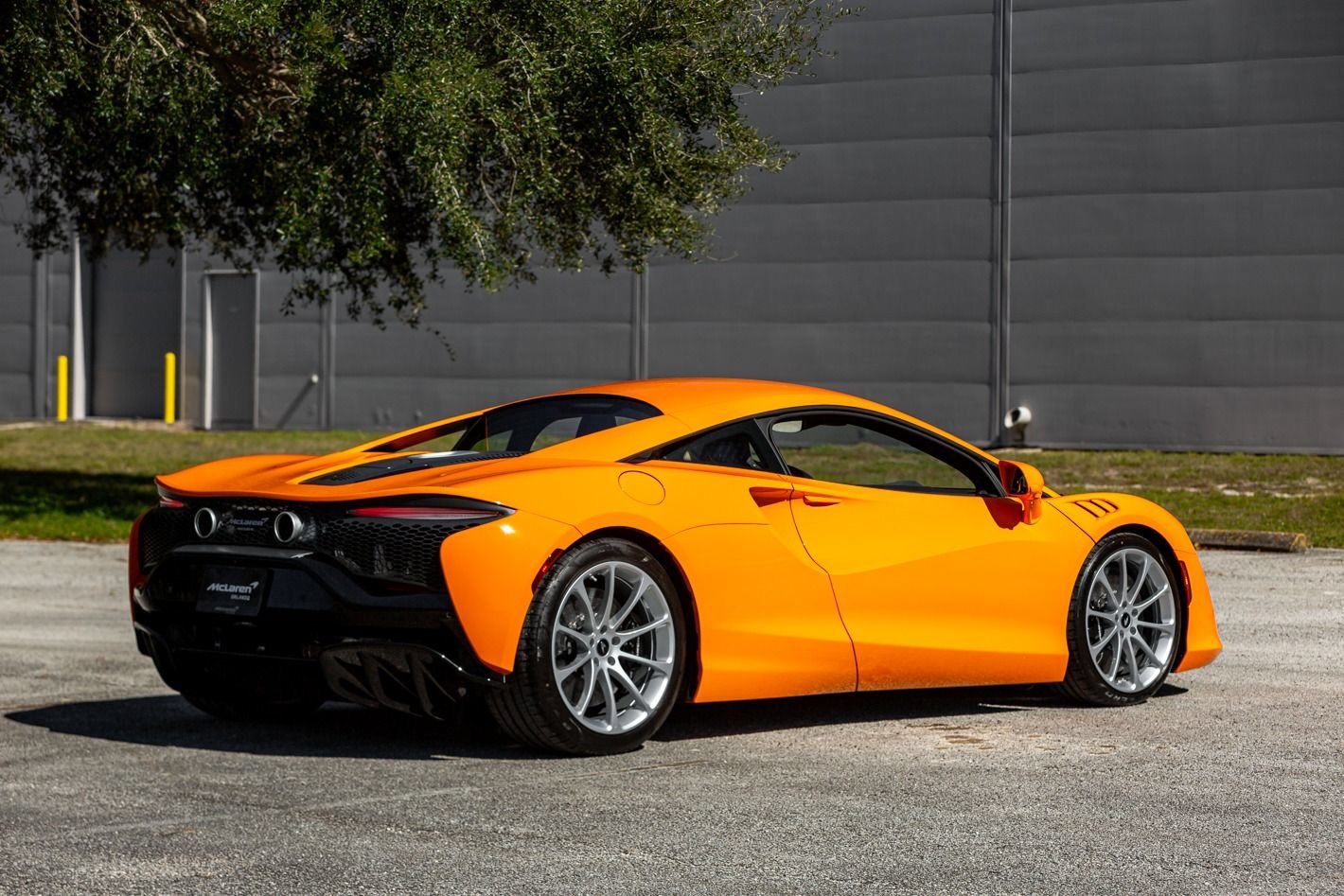 Used 2024 McLaren Artura RWD image 23
