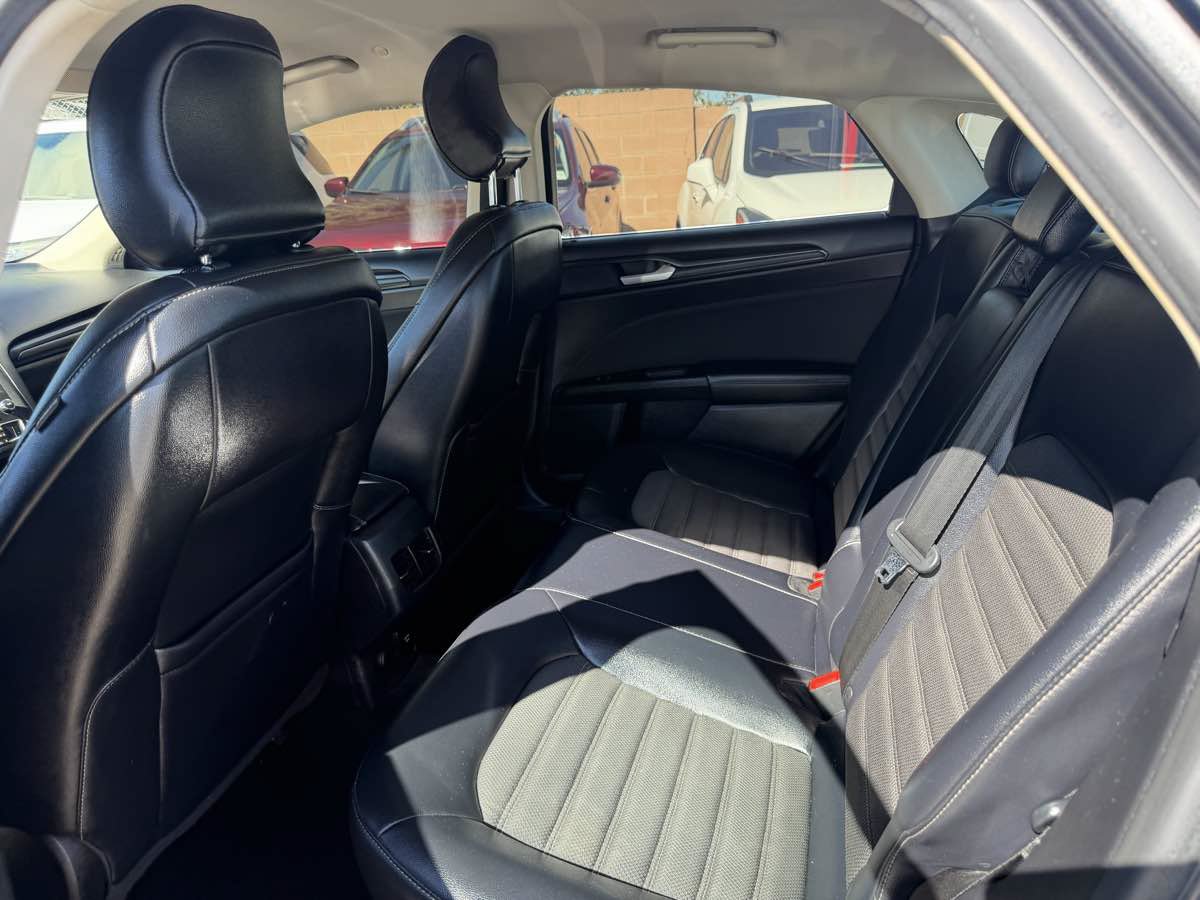 Used 2018 Ford Fusion SE w/ Equipment Group 601A FWD image 17