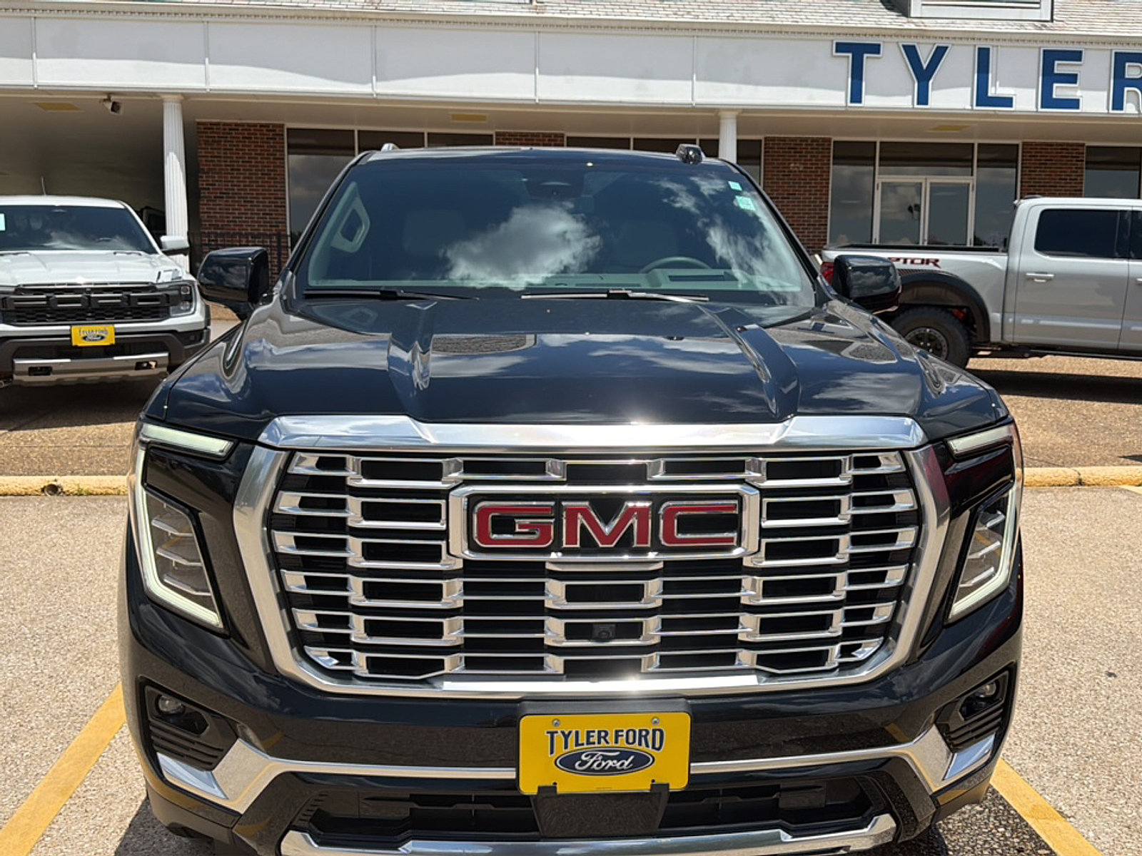 Used 2026 GMC Yukon Denali w/ Sun & Power Step Package AWD/4WD image 3