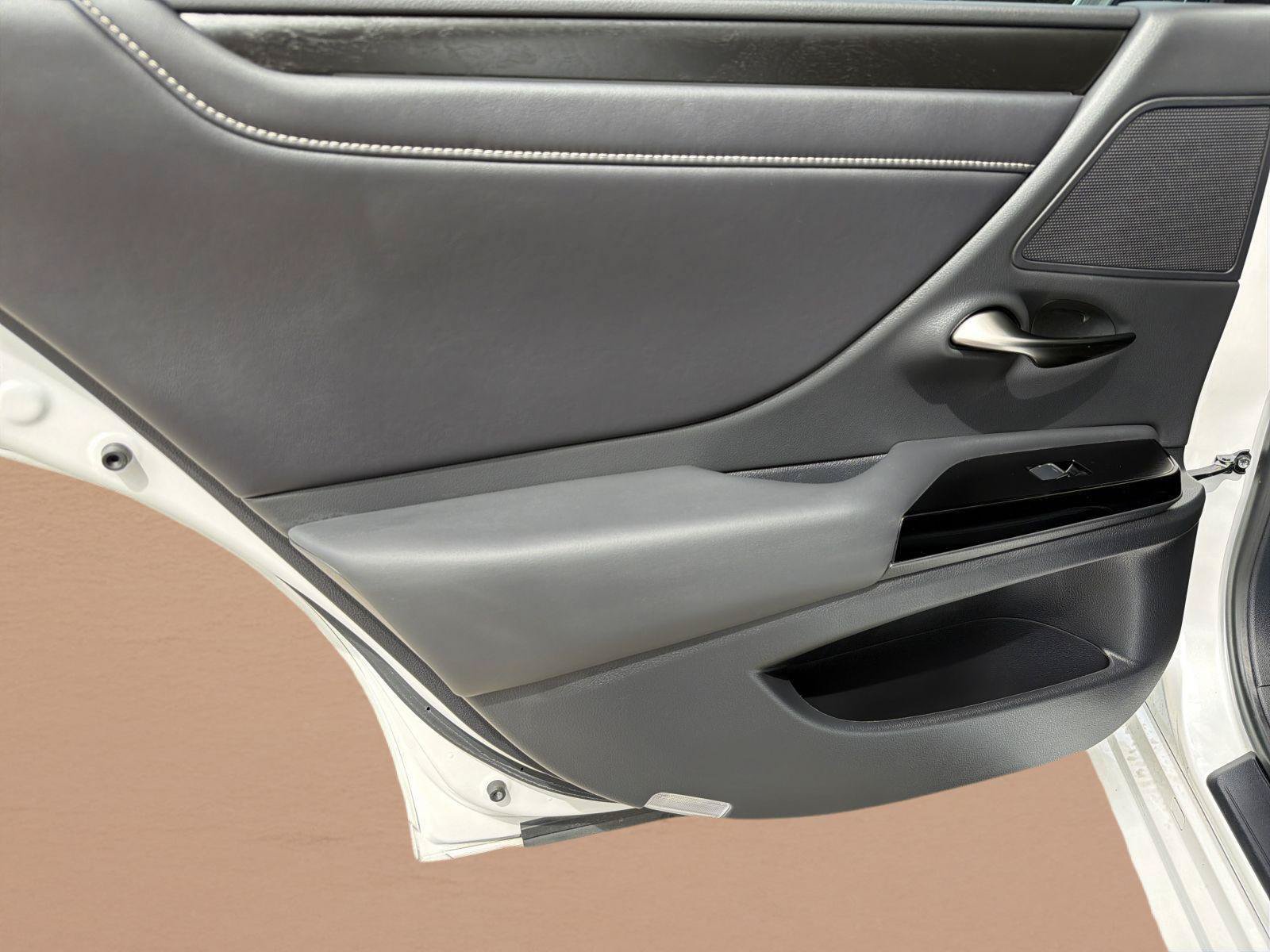 Certified 2024 Lexus ES 300h w/ Technology Package FWD image 12