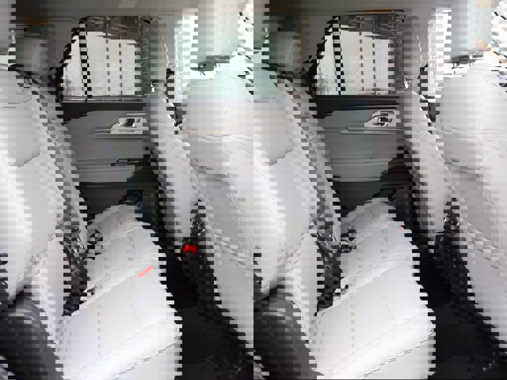 Used 2025 Ford Explorer Active w/ Active Comfort Package image 13