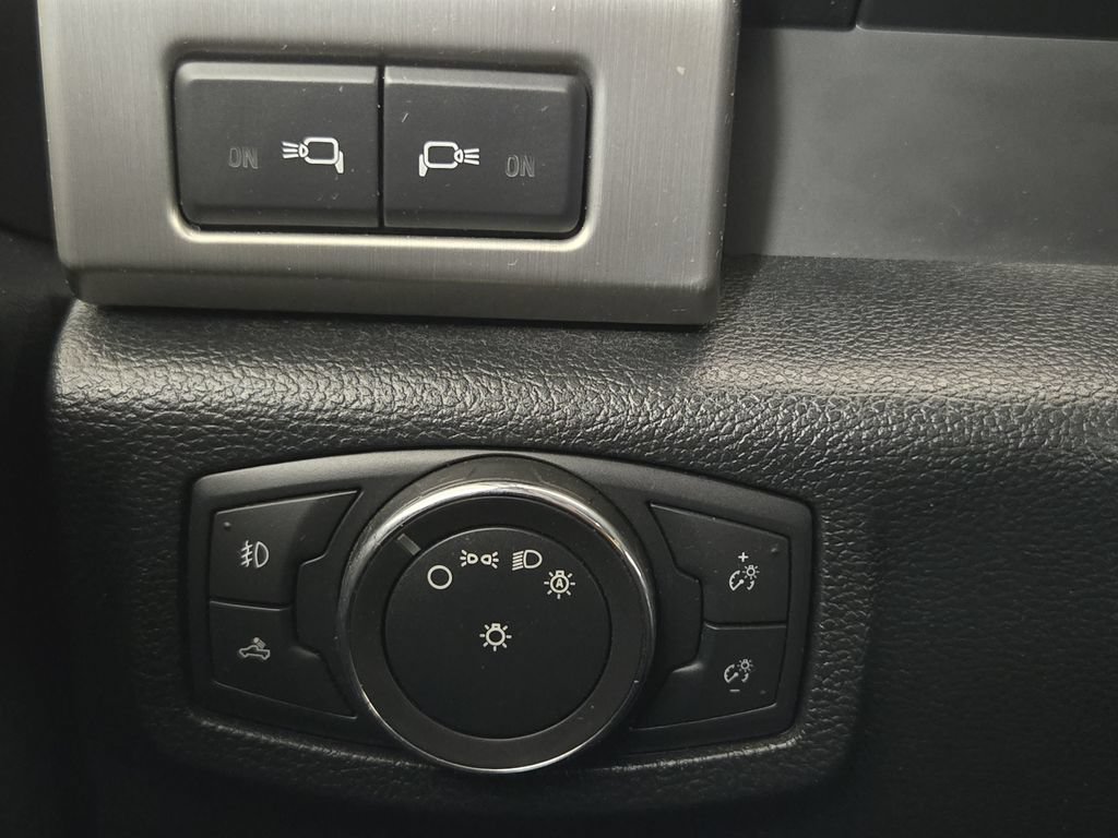 Used 2016 Ford F150 Platinum w/ Equipment Group 701A Luxury AWD/4WD image 23