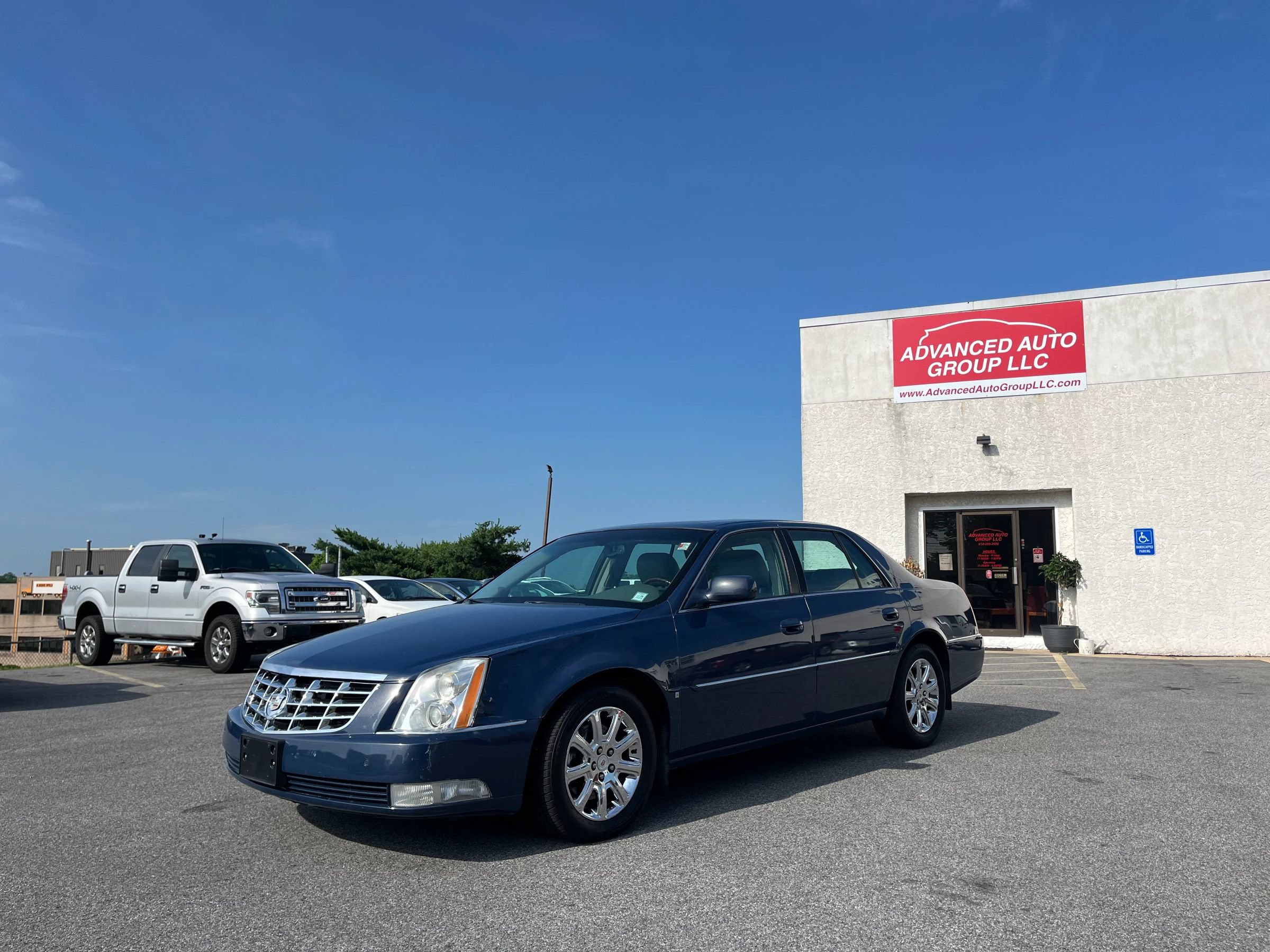 Used 2009 Cadillac DTS w/ Sun And Sound Package FWD image 6