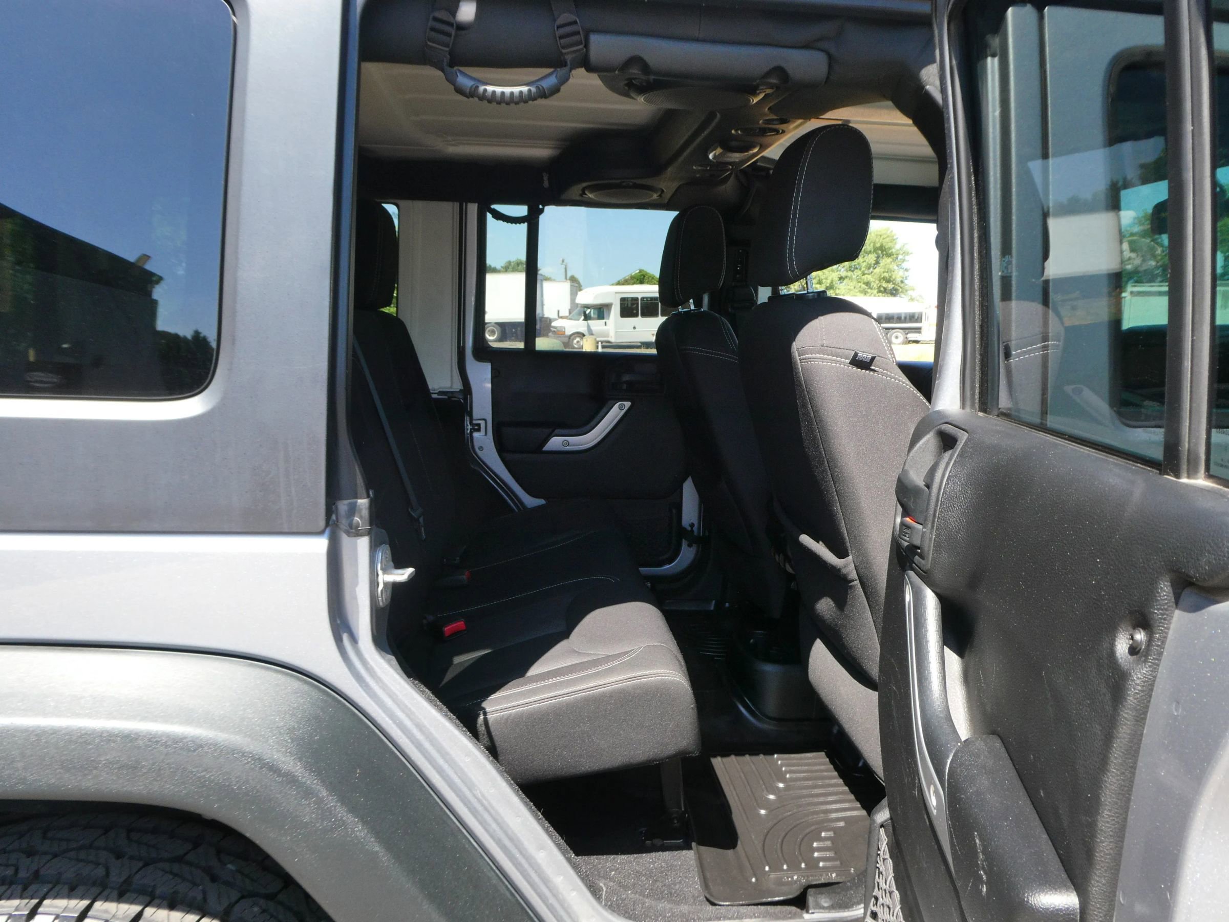 Used 2013 Jeep Wrangler Unlimited Rubicon w/ Connectivity Group AWD/4WD image 25