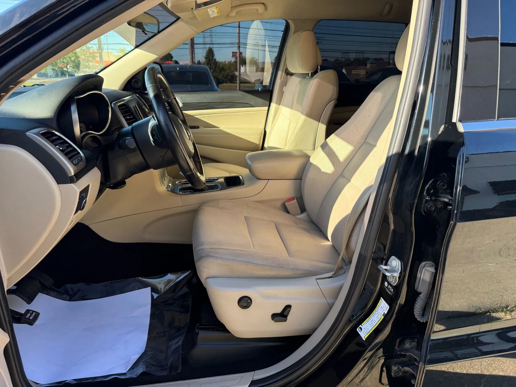 Used 2021 Jeep Grand Cherokee Laredo image 19