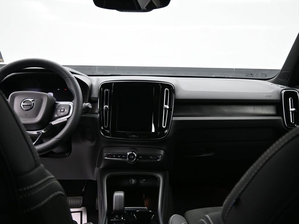 Used 2023 Volvo XC40 Recharge Plus image 13