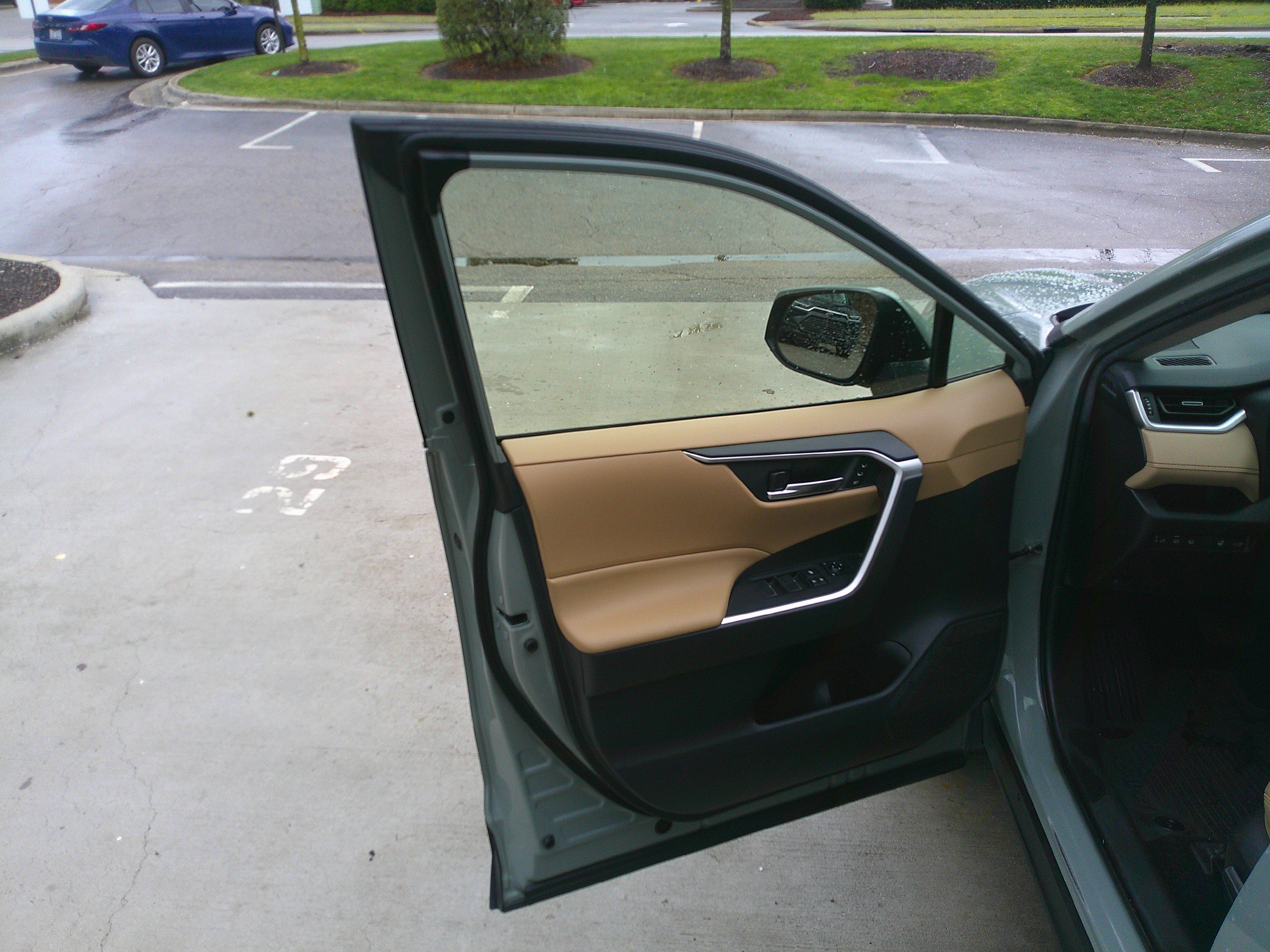 Used 2021 Toyota RAV4 XLE Premium image 17