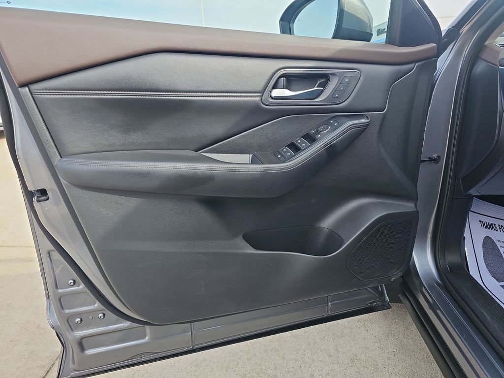 Used 2023 Nissan Rogue SL w/ SL Premium Package image 12