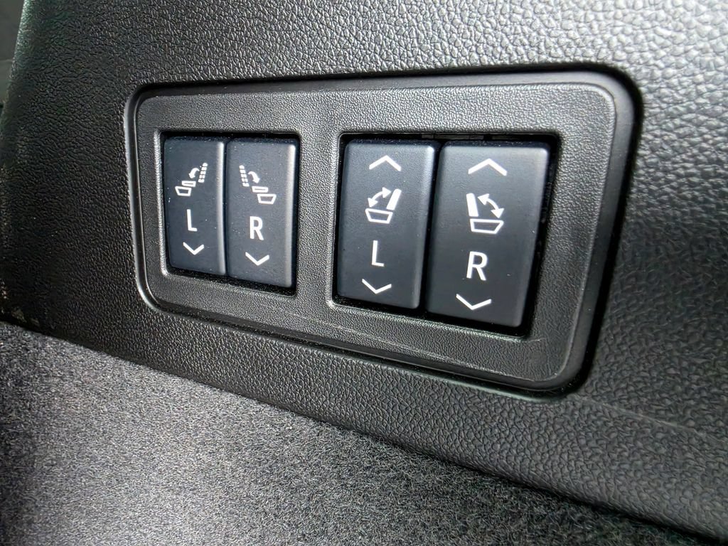 Used 2025 Cadillac XT6 Sport w/ LPO, Floor Liner Package AWD/4WD image 8