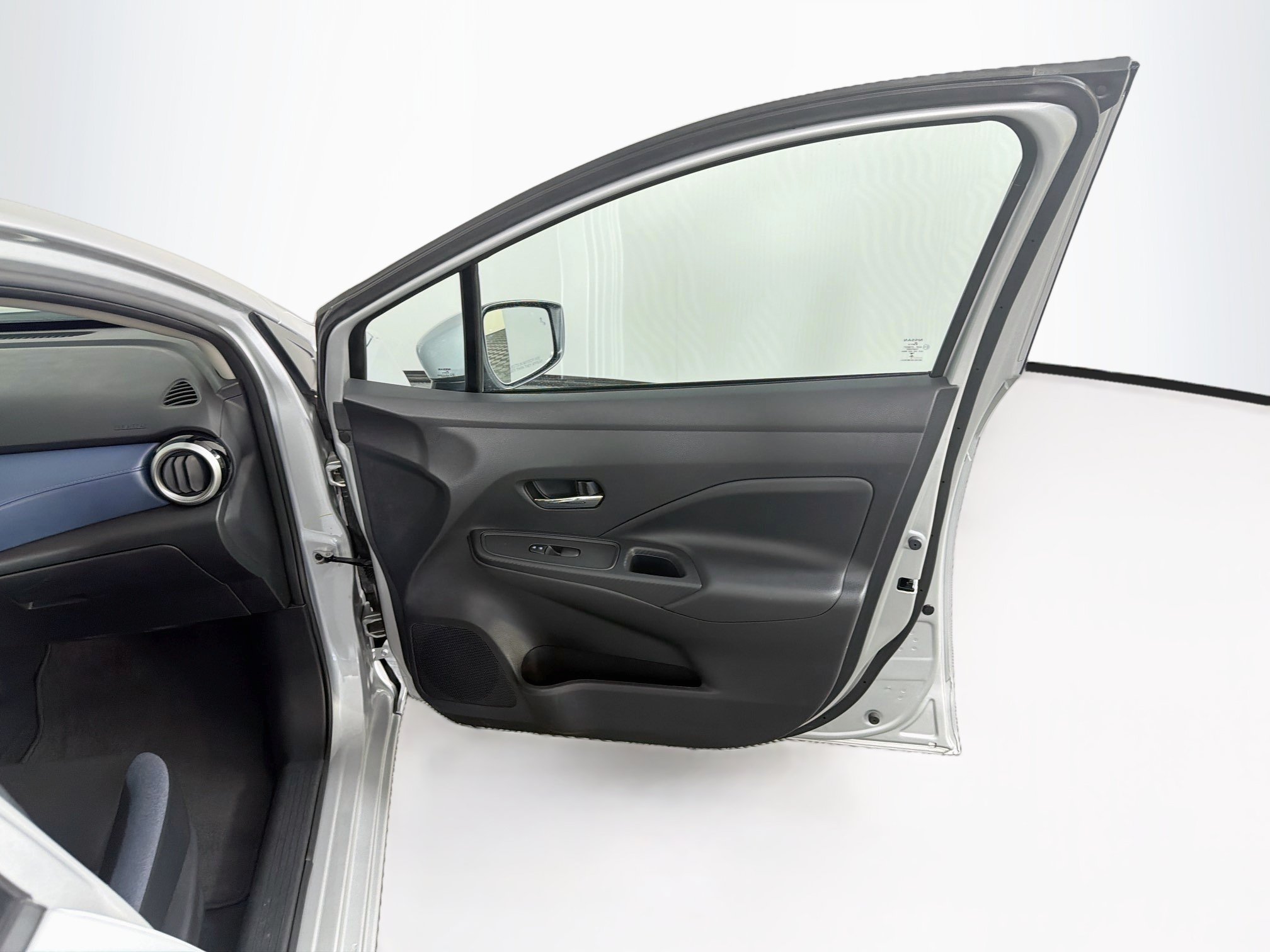 Used 2025 Nissan Versa SV FWD image 32