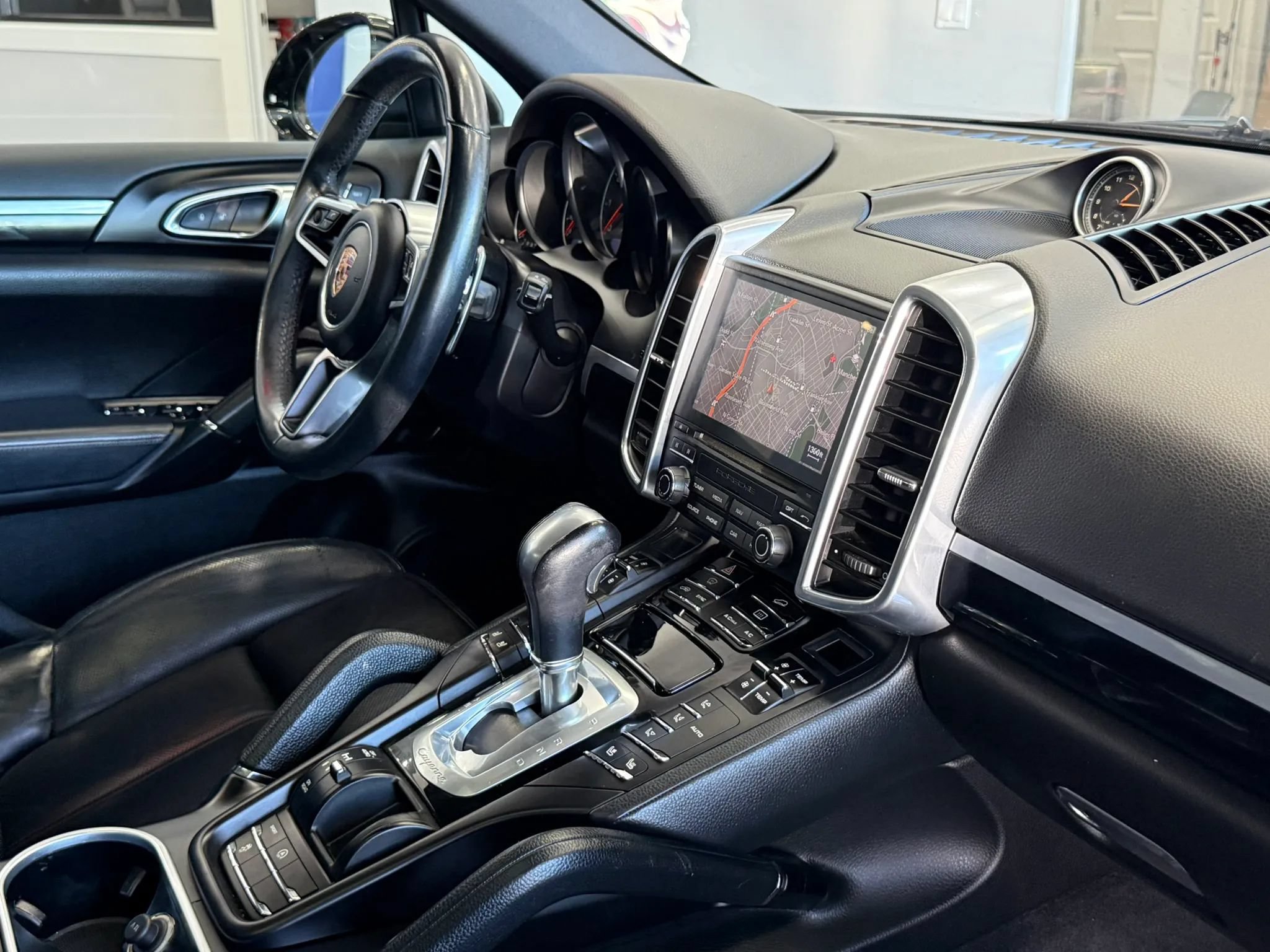 Used 2017 Porsche Cayenne Platinum Edition AWD/4WD image 27