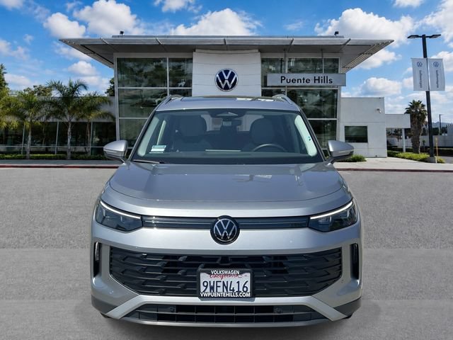 Certified 2026 Volkswagen Tiguan SE w/ Panoramic Sunroof Package FWD image 2