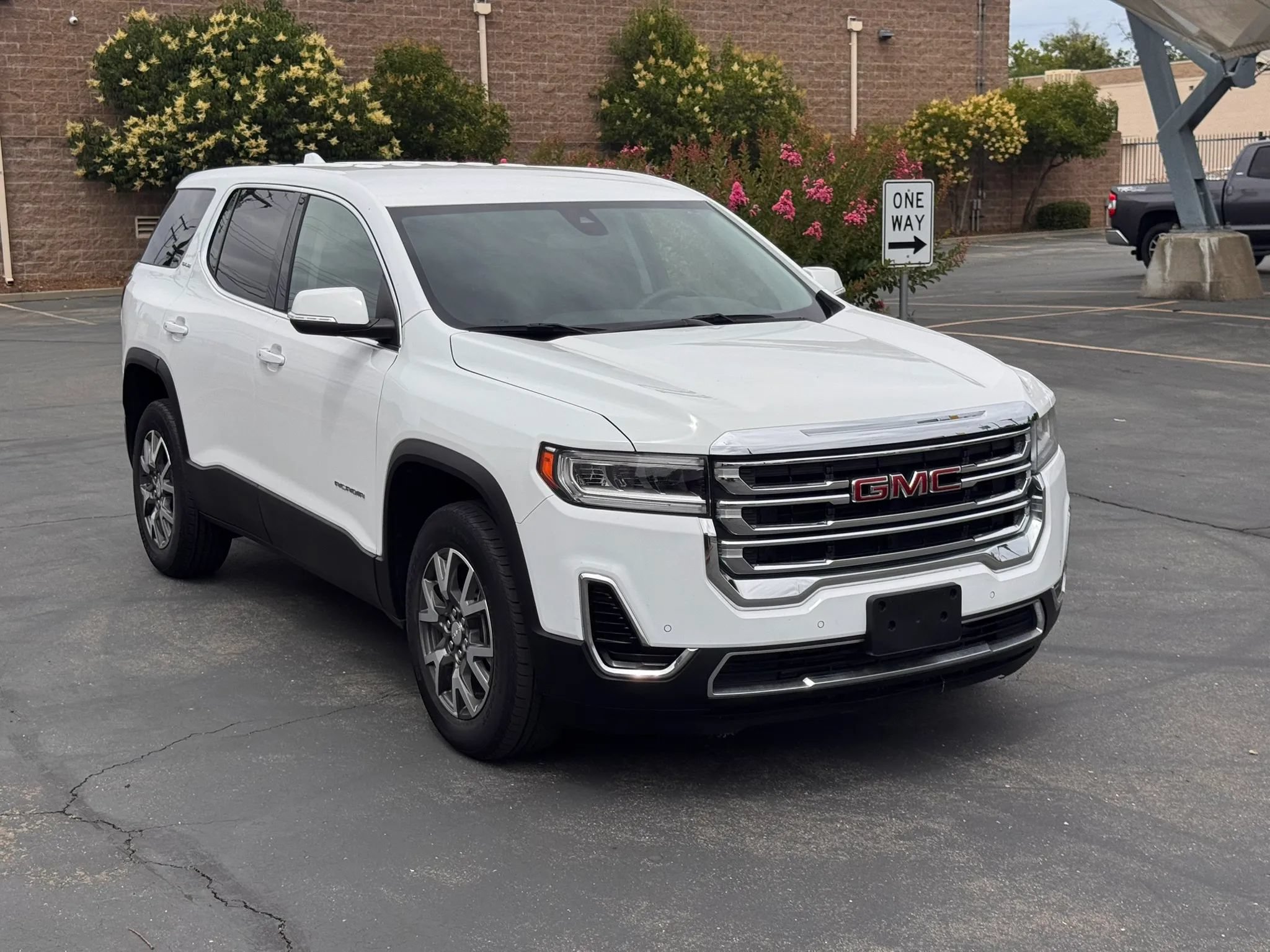 Used 2022 GMC Acadia SLE FWD image 8