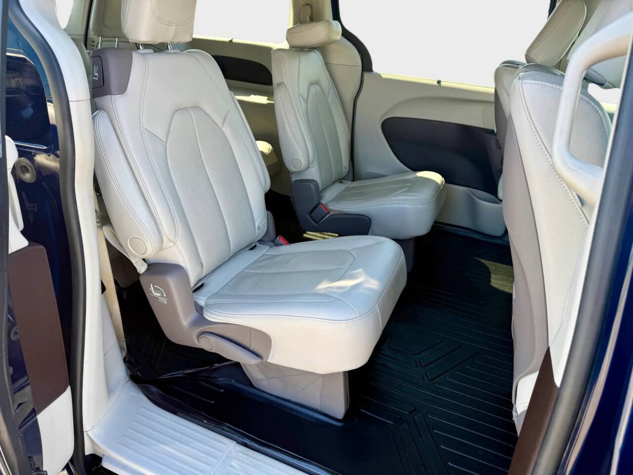 Used 2020 Chrysler Pacifica Touring-L Plus FWD image 11