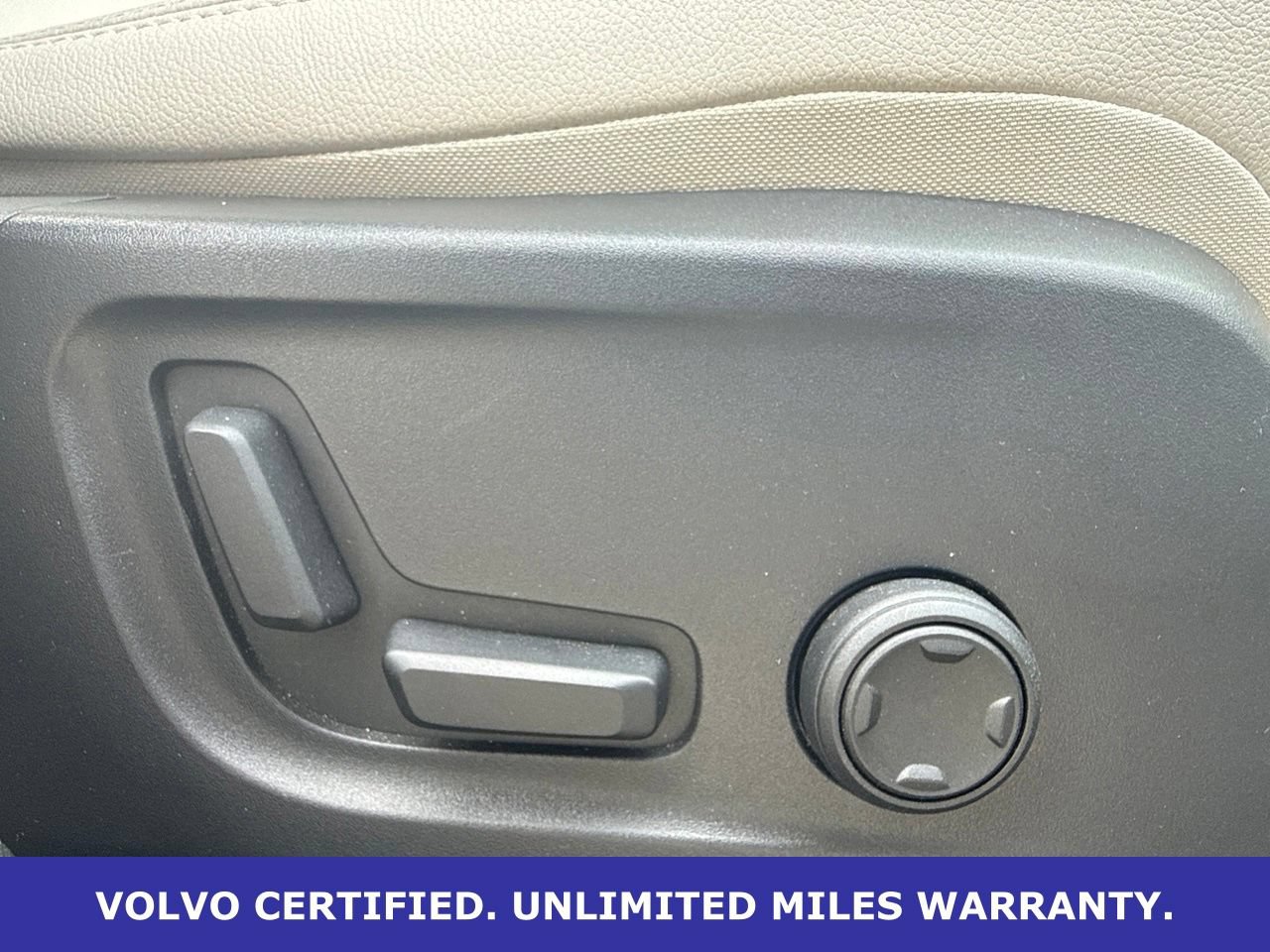 Certified 2026 Volvo XC40 B5 Plus AWD/4WD image 11