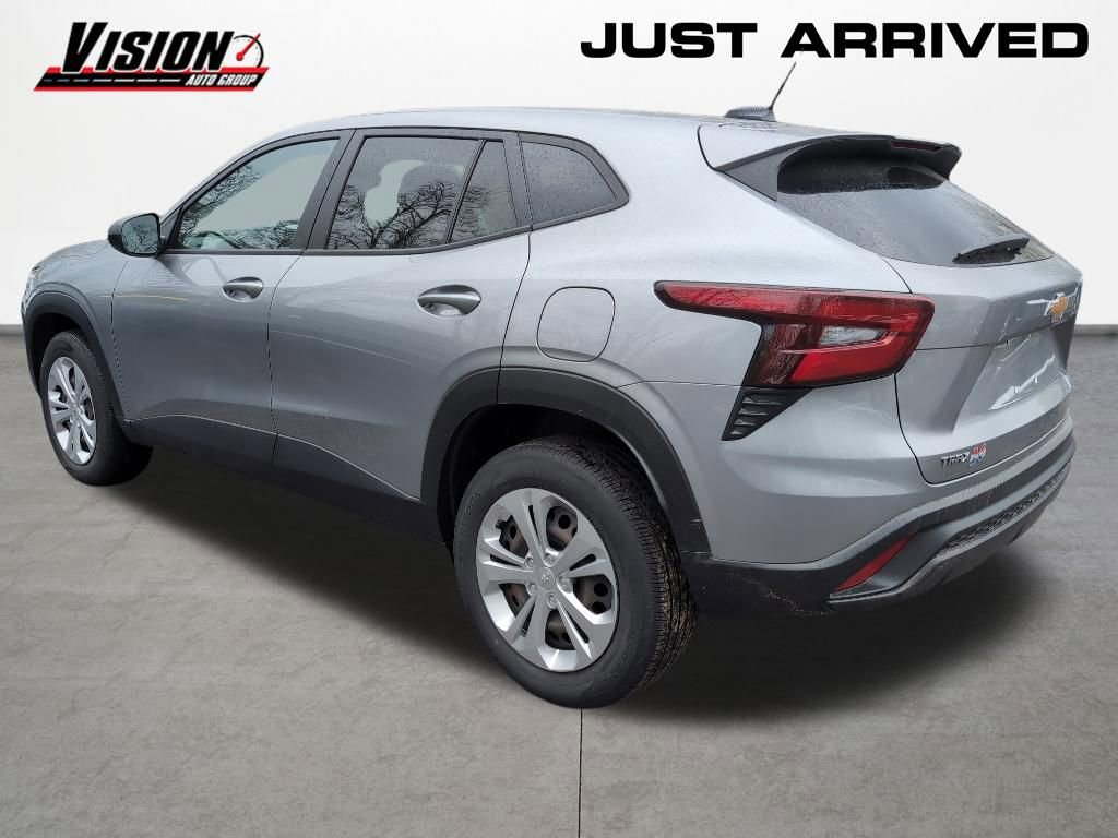 Used 2024 Chevrolet Trax LS FWD image 3