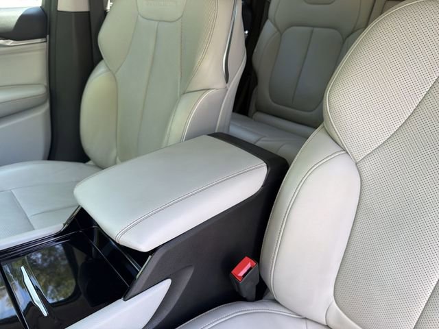 Used 2022 Jeep Grand Cherokee Overland w/ Luxury Tech Group IV AWD/4WD image 21