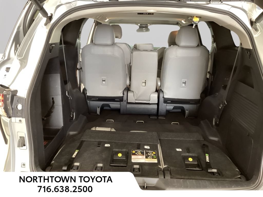 Used 2025 Toyota Sienna XLE FWD image 16