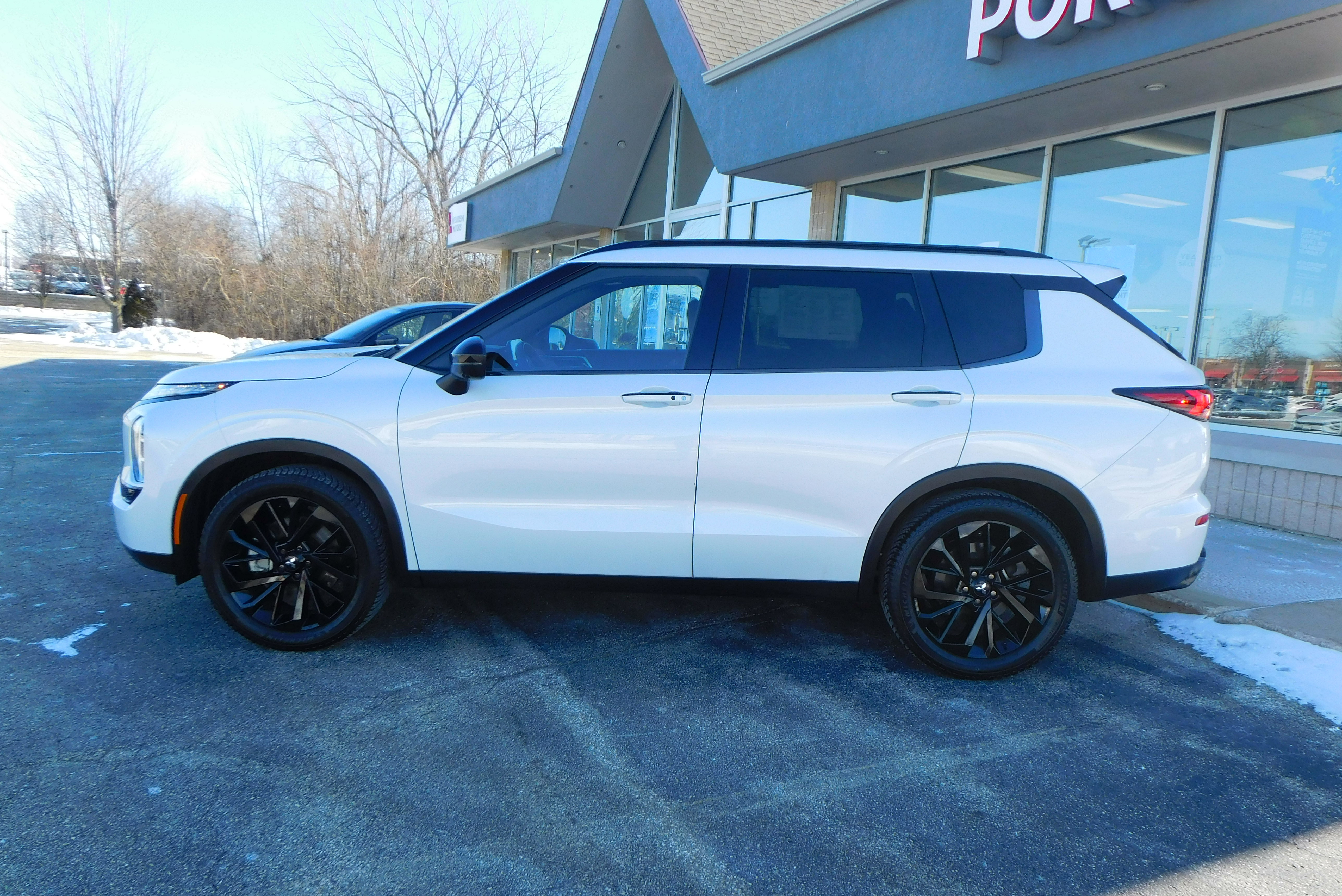 Used 2024 Mitsubishi Outlander SEL image 2