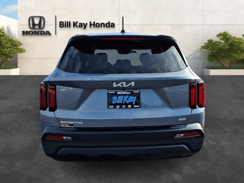 Used 2023 Kia Sorento LX AWD/4WD image 4