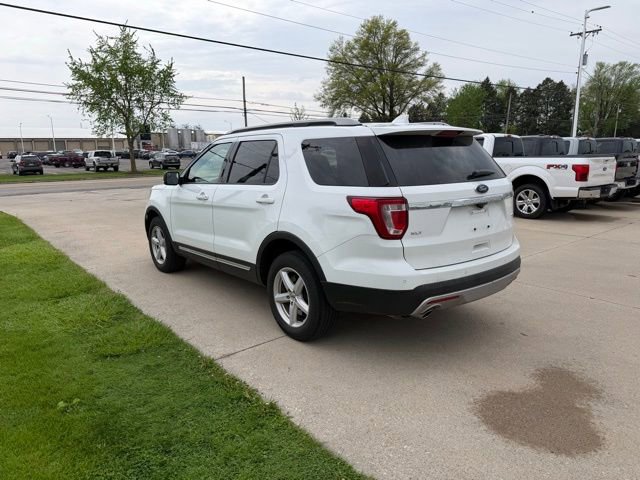 Used 2017 Ford Explorer XLT w/ Equipment Group 201A AWD/4WD image 3