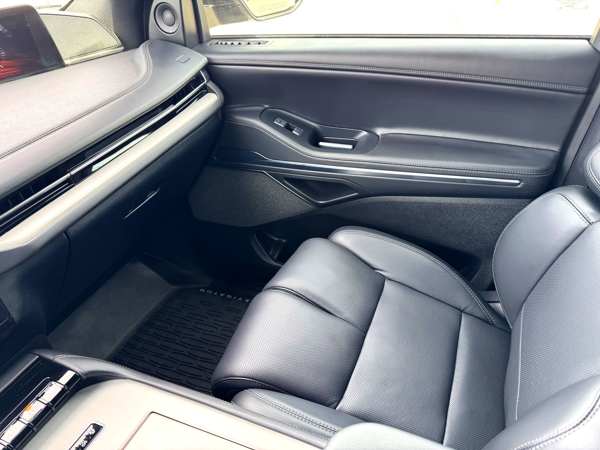 Used 2025 Lincoln Navigator Reserve w/ Jet Appearance Package image 47