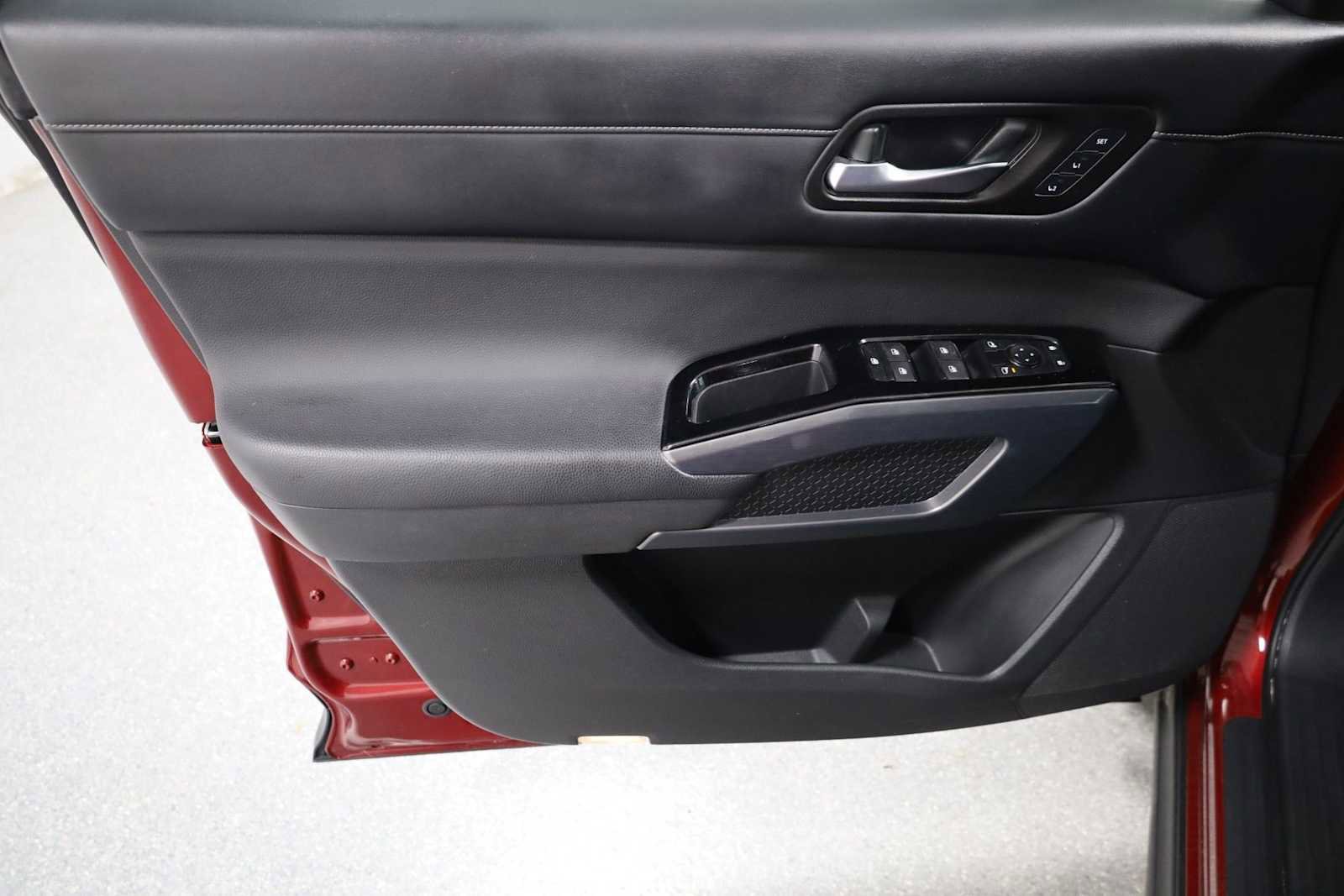 Used 2022 Nissan Pathfinder SL image 16