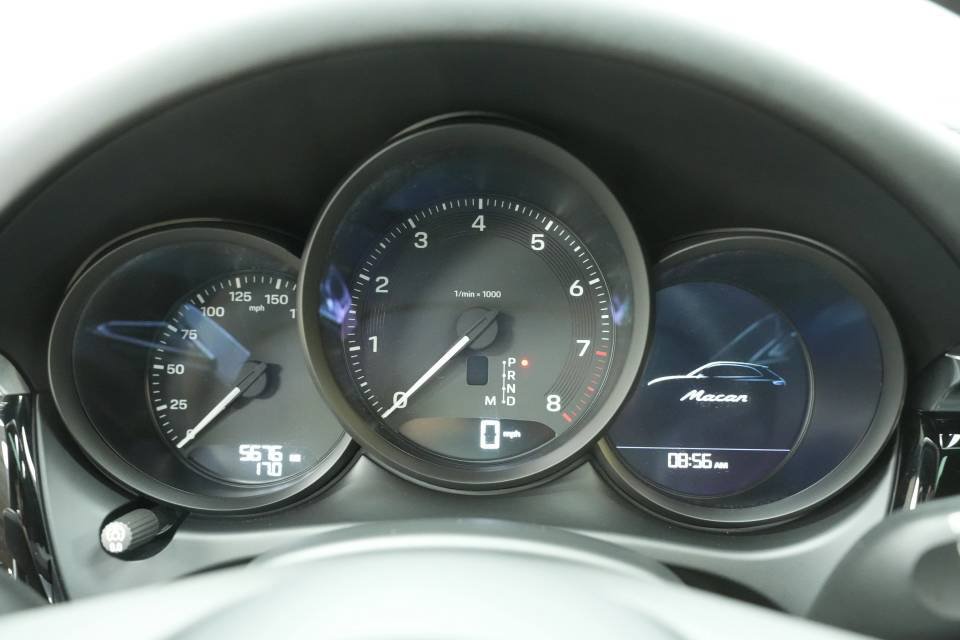 Certified 2025 Porsche Macan AWD/4WD image 14
