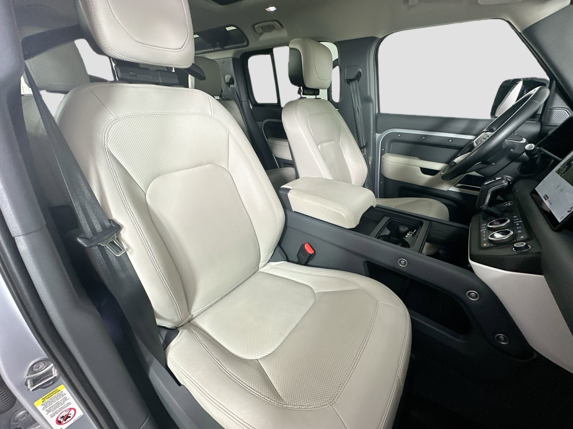 Used 2024 Land Rover Defender 110 SE image 31