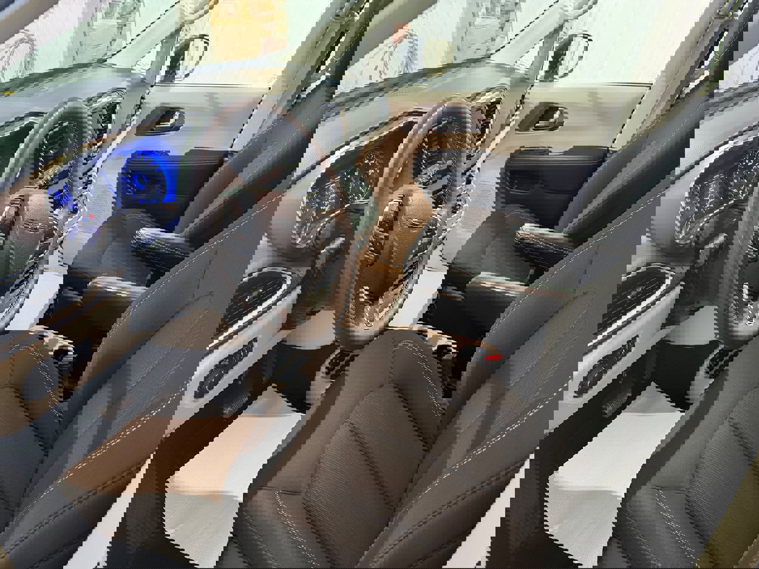 Used 2024 Chrysler Voyager LX image 7