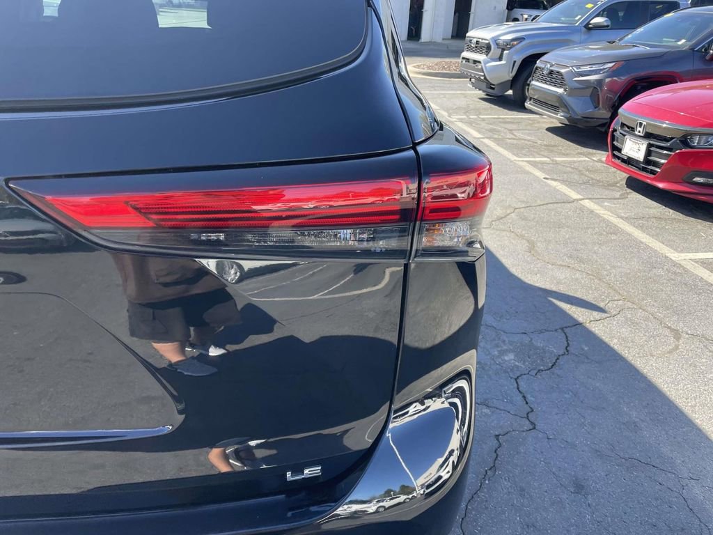 Used 2021 Toyota Highlander LE image 16